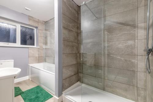 y baño con ducha y lavamanos. en SEASIDE SPACIOUS apartment, en Peterlee