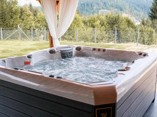 a jacuzzi tub sitting in a yard at Villa Ema in Pale