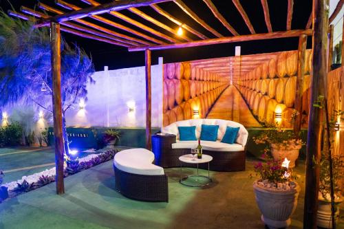 pérgola con sofá y mesa en Loft vista da serra, en Serra de São Bento