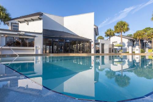 a swimming pool in front of a building at Legacy Vacation Resorts Kissimmee & Orlando - Near Disney in Kissimmee