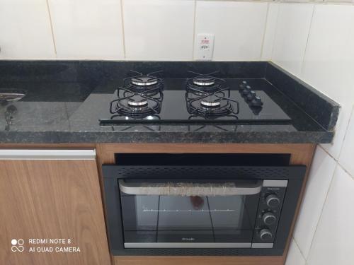 cocina con fogones negros en Guarujá, Linda casa em condomínio fechado ., en Guarujá