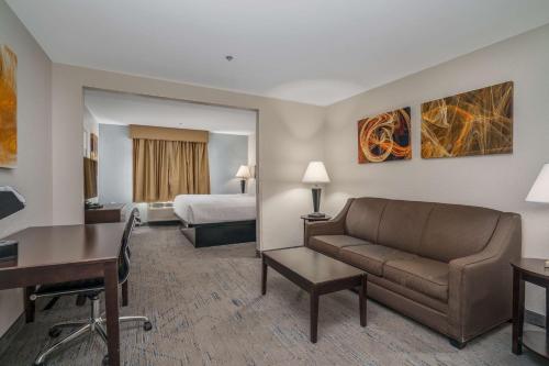 Ruang duduk di Best Western Plus Swansboro Emerald Isle