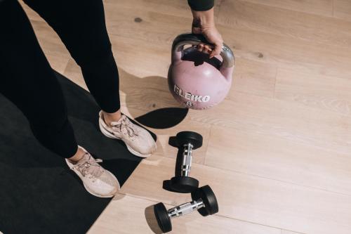 two people standing next to a dumbbell and a ball at Quality Hotel Skjærgården in Langesund