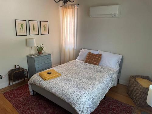 Un dormitorio con una cama y una bandeja. en Gorgeous boho bungalow in the heart of Pasadena, en Pasadena