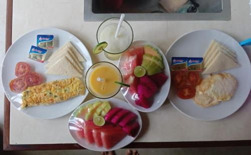 una mesa con tres platos de comida. en Villa Togog en Penebel