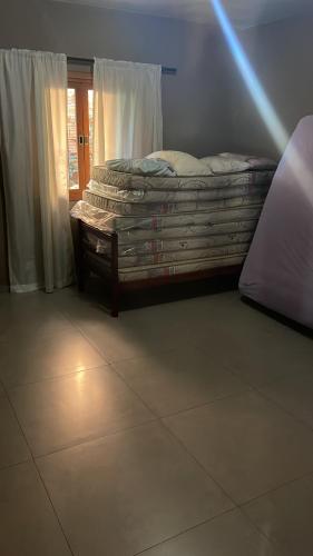 een bed in een kamer met een raam bij Chacara recanto da paz in Mairinque