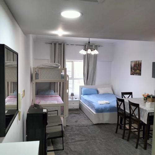 Voodi või voodid majutusasutuse Private Studio Apartment in Tecom next to Metro station toas