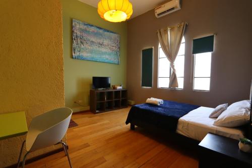 1 dormitorio con cama, escritorio y silla en Krishna Guest House, en Monterrey