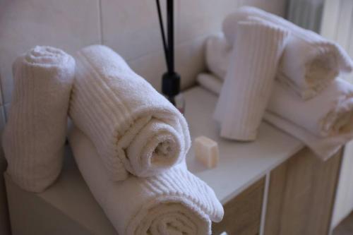 - un groupe de serviettes sur un comptoir dans une salle de bains dans l'établissement Casa al mare. CITRA 9064-LT-0085, à Vado Ligure
