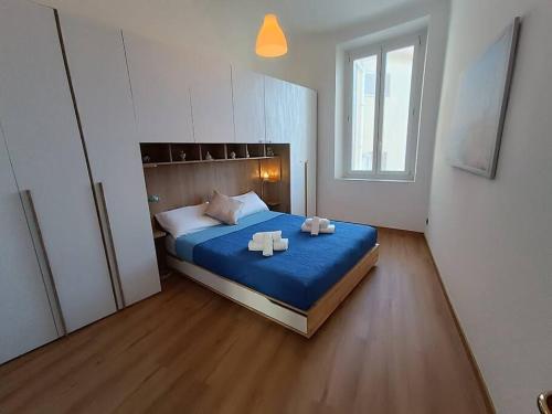 - une chambre avec un lit et 2 serviettes dans l'établissement Casa al mare. CITRA 9064-LT-0085, à Vado Ligure