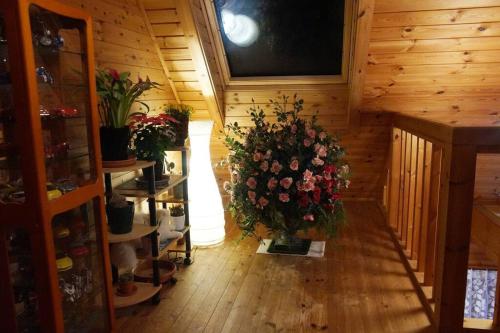 an overhead view of a room with a large arrangement of flowers at Log house Tomi-chan's house / Private building in Echizen