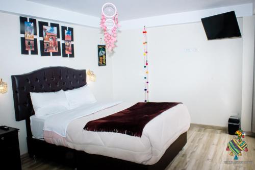 - une chambre avec un grand lit dans l'établissement Hotel Valle Andino, à Cusco