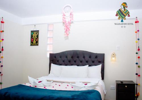 Un dormitorio con una cama con adornos navideños. en Hotel Valle Andino, en Cusco