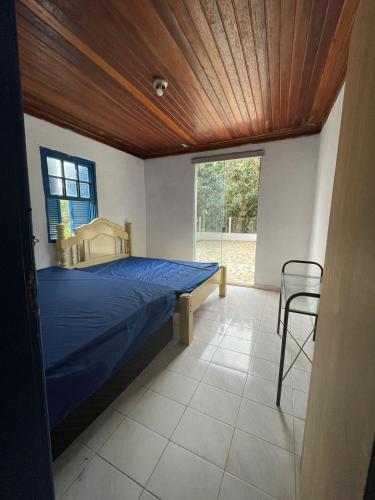 - une chambre avec un lit et un plafond en bois dans l'établissement Chácara Recreio São Luiz do Paraitinga, à São Luiz do Paraitinga