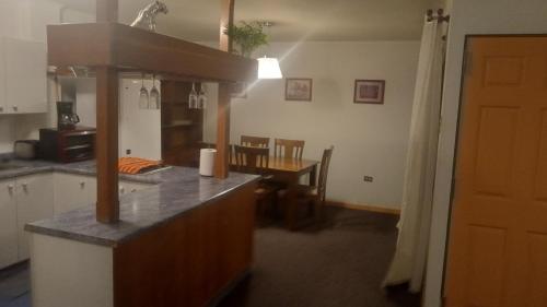 eine Küche mit einer Theke und einem Tisch in einem Zimmer in der Unterkunft Habitancion disponible in Vallenar