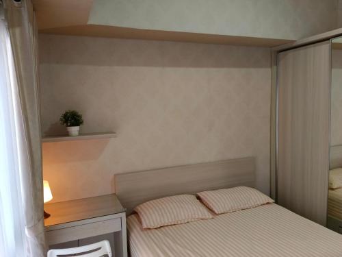 Tempat tidur dalam kamar di Warmth in Every Corner Cozy Studio Casa De Parco