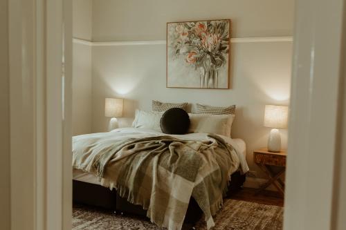 una camera da letto con un letto con un cuscino sopra di Linden Cottage Farm Stay a Harden