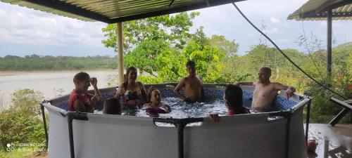 eine Gruppe von Personen, die in einer Badewanne sitzen in der Unterkunft MIRADOR NARIGUA in San José del Guaviare