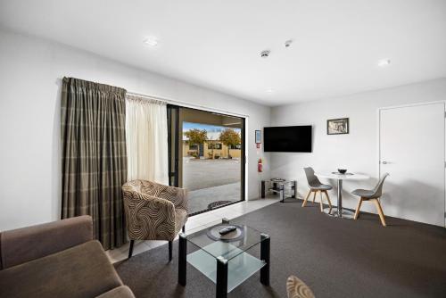 a living room with a couch and a table at Avenue Motel in Alexandra