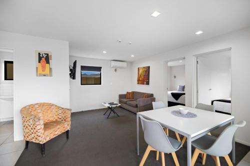 a living room with a white table and chairs at Avenue Motel in Alexandra