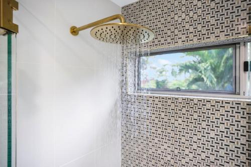 Bilik mandi di Deco View Family Oasis in Cairns