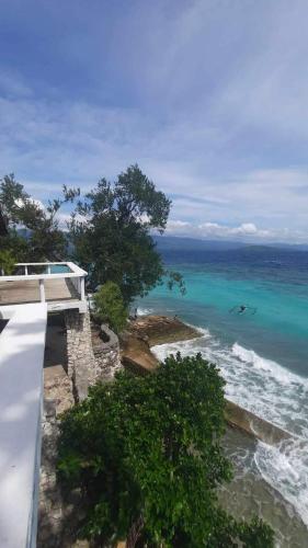 - une vue sur l'océan depuis le balcon d'une maison dans l'établissement Bungalow Seaside Duplex, à Tunga