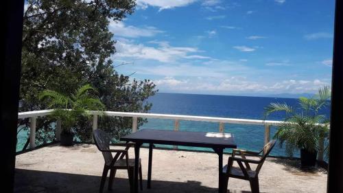 d'une table et de chaises sur un balcon donnant sur l'océan. dans l'établissement Bungalow Seaside Duplex, à Tunga