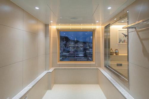 a small hallway with a window and a window sill at Asherah Villa d' aqua Hotel in Gimhae