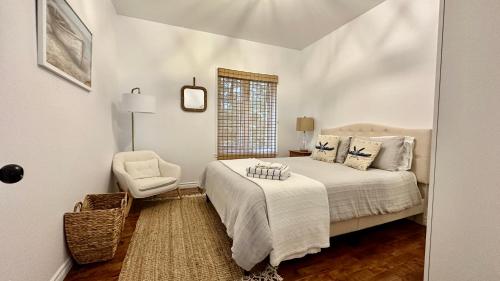- une chambre avec un lit, une chaise et une fenêtre dans l'établissement Chalet Horizon Alpin Spa et Vue sur le Fleuve, aux Éboulements