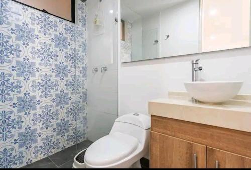 een badkamer met een wit toilet en een wastafel bij Hermoso Apartaestudio en el centro histórico in Bogota