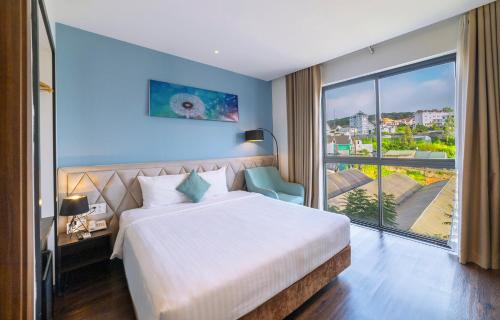 Кровать или кровати в номере Stillus Boutique Hotel Dalat