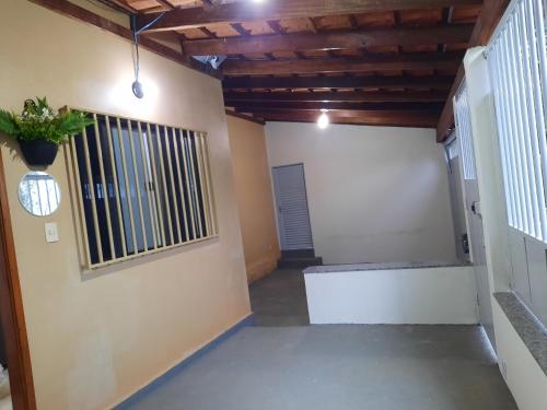 ein leeres Zimmer mit einer Pflanze an der Wand in der Unterkunft Sobrado com Suíte Master em Capitólio Furnas MG in São José da Barra