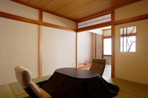 Hakone Fura في هاكوني: غرفة مع طاولة وكراسي في غرفة