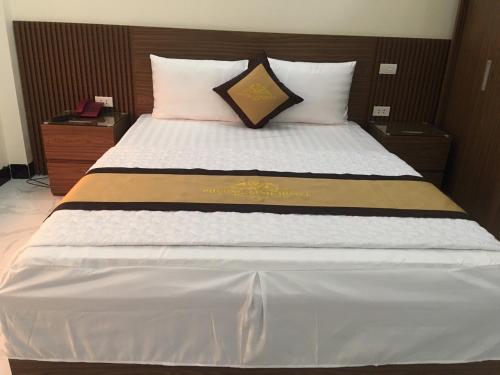 a large bed with white sheets and pillows at Phương Linh - Số 10 Cầu Đơ 3, Hà Đông - by Bay Hostel in Hà Ðông