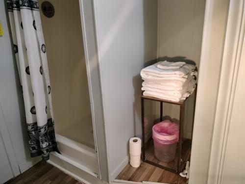 een badkamer met een plank met handdoeken en toiletpapier bij LOVELY ONE BEDROOM BASEMENT PLACE in Frederick
