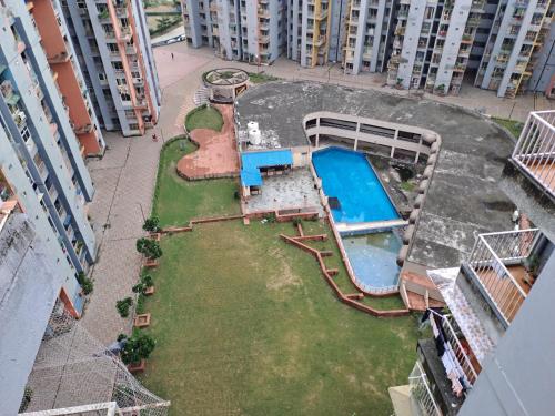 加濟阿巴德的住宿－Gokul 3BHK Service Apartment Bharat City Ghaziabad near Hindon Airport，享有庭院的空中景致,设有游泳池