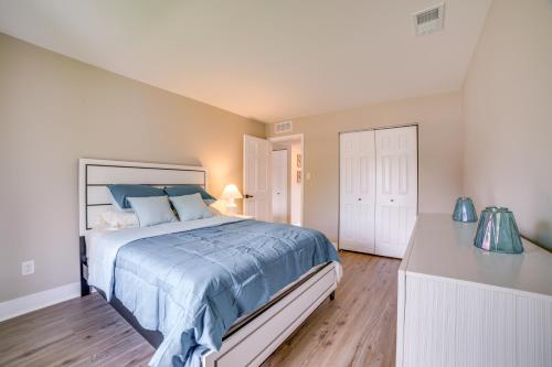 1 dormitorio con 1 cama con edredón azul en Renovated Munster Condo - 15 Mi to Lake Michigan!, en Munster