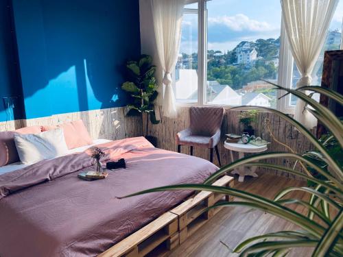 ein Schlafzimmer mit einem Bett mit einer Katze drauf in der Unterkunft Hằng Nga Villa in Da Lat