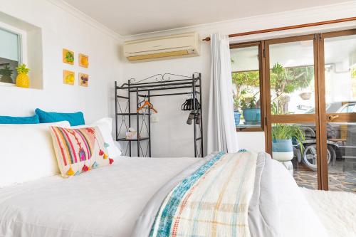 een slaapkamer met een wit bed en een raam bij Million Dollar Views in Hobart