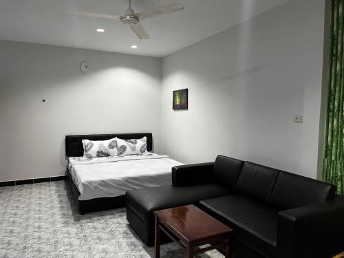un soggiorno con letto e divano di H&Q Bangtao Kitchen Studio a Bang Tao Beach