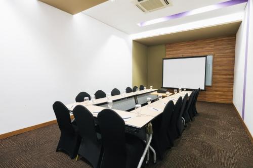Kawasan bisnes dan/atau bilik persidangan di Luminor Hotel Metro Indah Bandung - Free Breakfast - Free Exclusive Gym - Free Aesthetic Afternoon Tea or Coffee