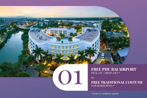 - une vue sur un bâtiment avec une rivière et une ville dans l'établissement Silk Path Grand Hue Hotel, à Hue