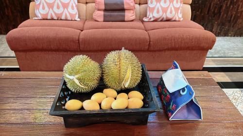 una mesa de centro con una bandeja de cactus y huevos en un sofá en Seed Villa·Nimman Thai Local Lanna garden villa, en Chiang Mai