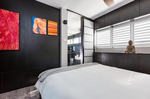 sypialnia z białym łóżkiem i oknem w obiekcie Best Sydney Views from Potts Point with Rooftop Pool w mieście Sydney