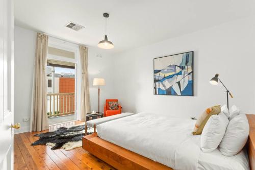 悉尼Eclectic Heritage Comfort with Terrace and Views的一间带床和窗户的白色卧室