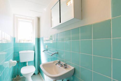 Bathroom sa Leafy Paddington Studio with Harbour Views