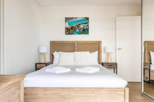 Bondi Beachfront Lifestyle - Ocean Views and Parking tesisinde bir odada yatak veya yataklar