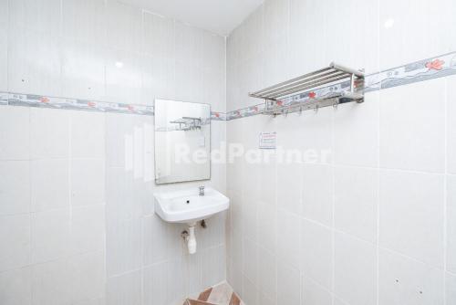 Koupelna v ubytování Dukuh Kupang Residence Mitra RedDoorz