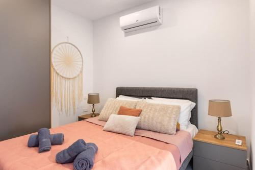 een slaapkamer met een bed met handdoeken erop bij Sliema Boutique Apartments in Sliema