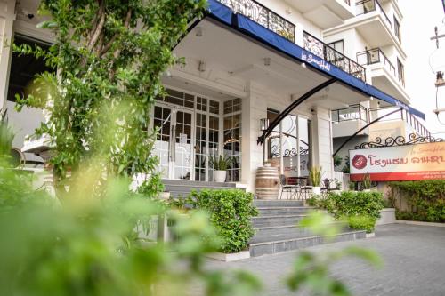 ein Gebäude mit einer Treppe davor in der Unterkunft La Seine Hotel in Vientiane